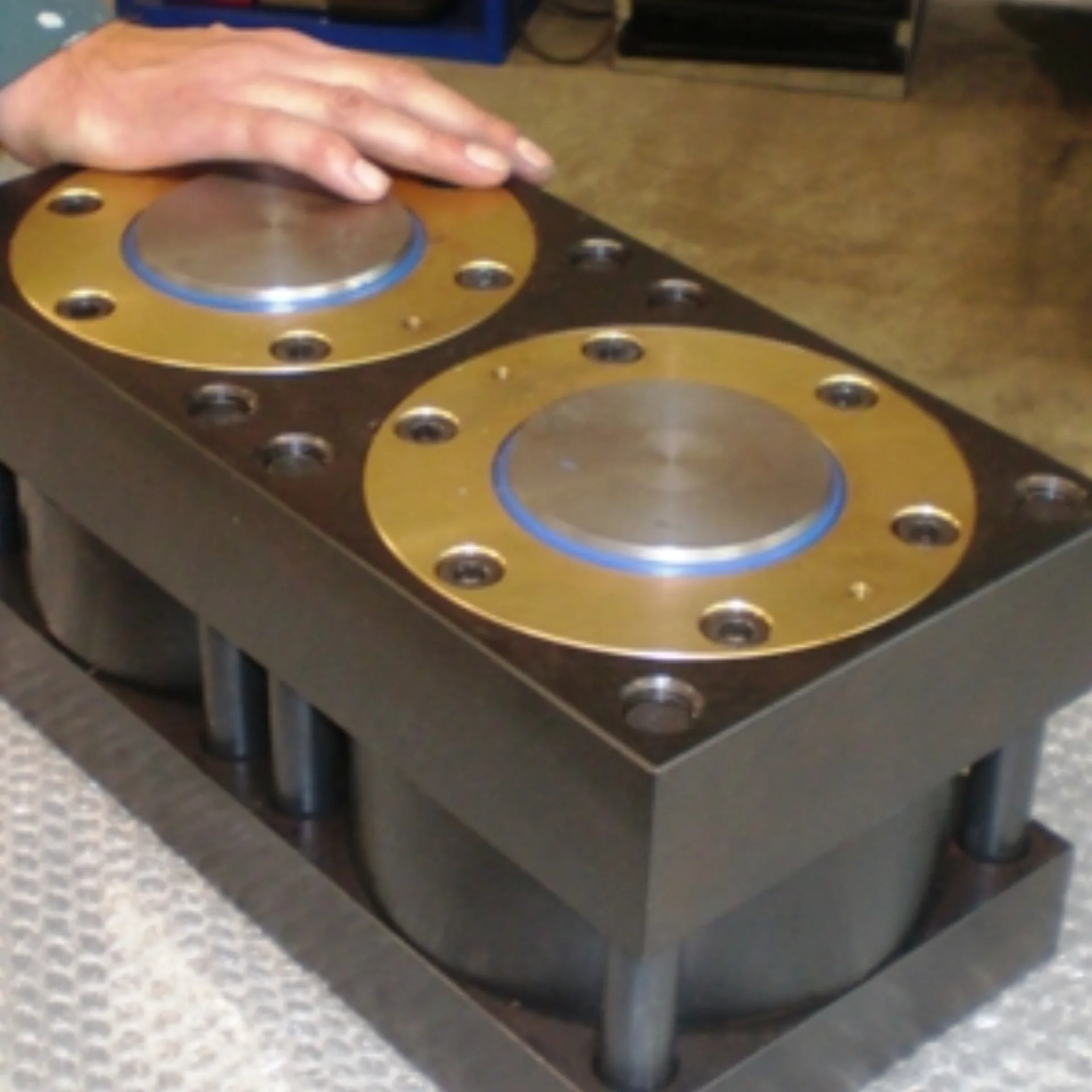Hydraulikblock mit Messing-Flanschen — Foltas Hydraulik Paderborn
